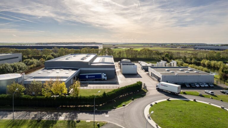 Vue aérienne par drone d'une industrie prêt d'Amiens