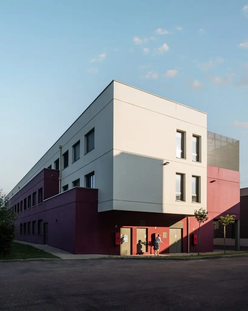 Photographie architecture avec présence humaine, le vée du soleil