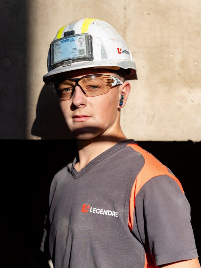 portrait compagnon sur un chantier de construction, lumière et ombre en matinée