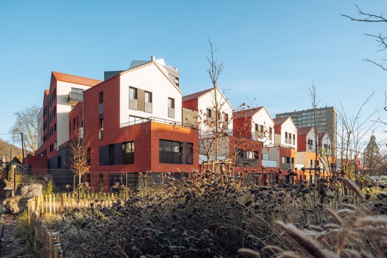 Mise en valeur de patrimoine immobilier en Normandie : résidence d'exception sous un soleil d'hiver.