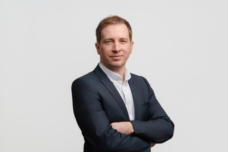 Exemple portrait corporate cadre homme trombinoscope sur fond blanc