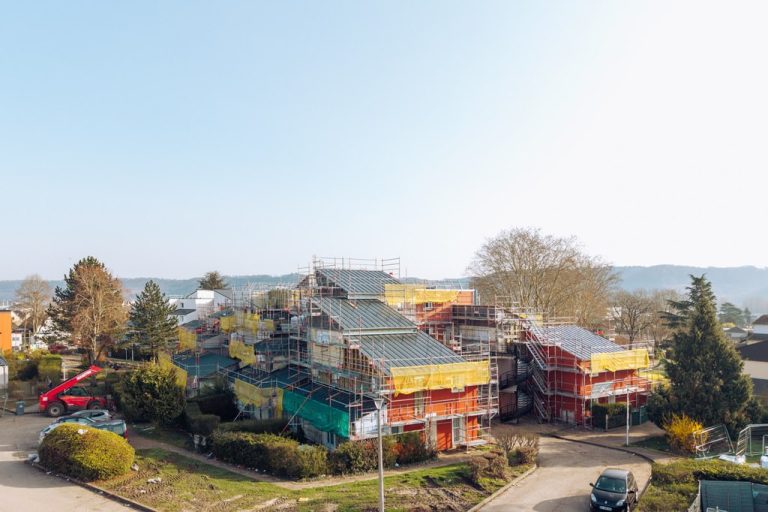 Echafaudage sur une chantier de réhabilitation, immeuble en seine maritime, reportage par drone