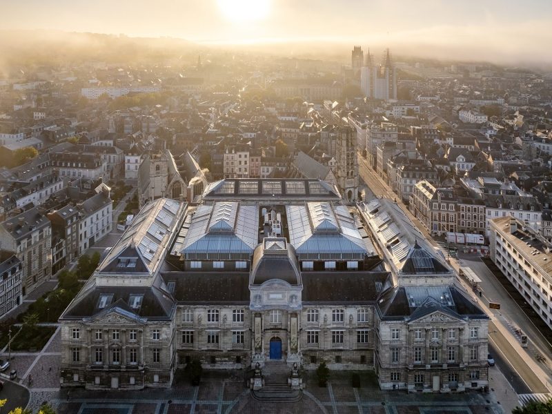 Vue architecturale au drone du musée des beaux arts de Rouen, lever du soleil
