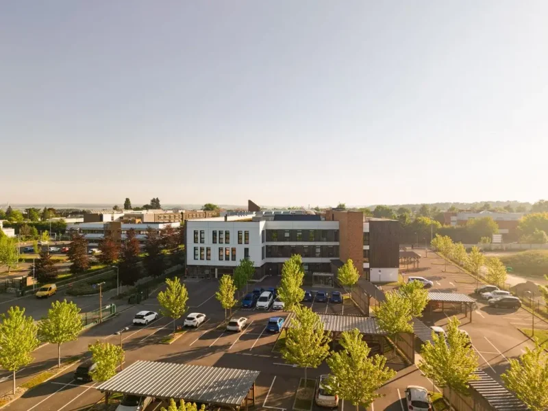 Vue architecturale au drone de la MSA Picardie, Amiens, au lever du soleil l'été.